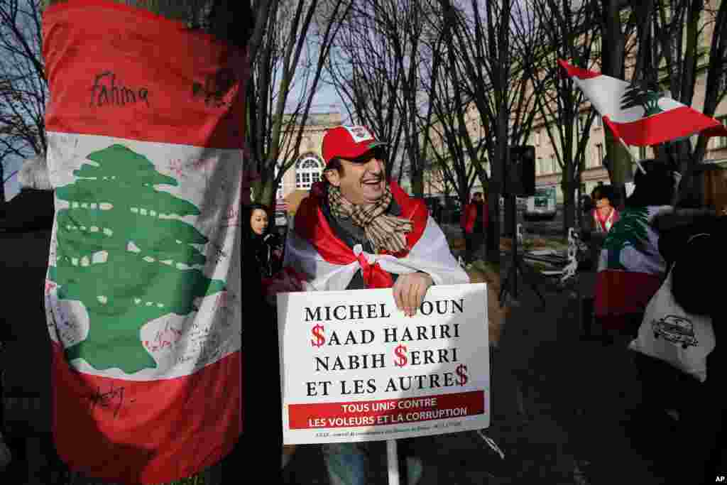 هزاران لبنانی در حمایت از اعتراض مردم، مقابل وزارت خارجه فرانسه در شهر پاریس تجمع کردند.&nbsp;