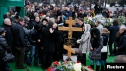 Warga yang berduka cita di makam pemimpin oposisi Rusia yang dibunuh, Boris Nemtsov, dalam upacara pemakaman di Moskow (3/3). (Reuters/Maxim Shemetov)