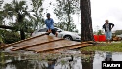 Joseph Howat despeja una cerca dañada por el huracán Michael en su negocio en Panama City Beach, Florida, EE. UU., 10 de octubre de 2018. REUTERS / Jonathan Bachman.