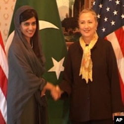 U.S. Secretary of State Hillary Rodham Clinton, right, and Pakistan's Foreign Minister Hina Rabbani Khar (File Photo)