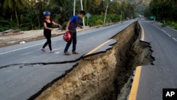 19일 에콰도르 차크라스의 고속도로가 16일 발생한 지진의 영향으로 갈라져 있다.