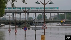 Paris est sous les eaux, photo prise près du pont Bir Hakeim bridge, France, le 4 juin 2016. 