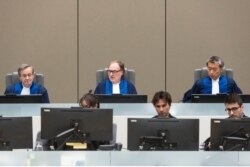 Hakim Cuno Tarfusser (tengah), hakim Chang-ho Chung (kanan) dan hakim Marc Perrin de Brichambautat (kiri) di ruang sidang ICC di Den Haag, 6 Juli , 2017. (Foto: dok).