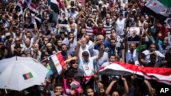 Partidarios del presidente Morsi expresan su apoyo en una marcha realizada en las proximidades de la Universidad de Giza, en El Cairo.