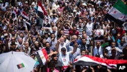 2일 이집트 카이로대학 인근 광장에서 무함마드 무르시 이집트 대통령 지지자들이 행진하고 있다.