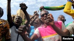 Anti-coup protesters sing the Burkinabe national anthem in Ouagadougou, Burkina Faso, Sept. 22, 2015. 