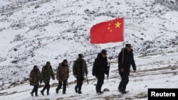 中国军队在连接阿富汗和中国的瓦罕走廊地区巡逻。（2020年10月7日）