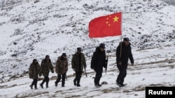 中國軍隊在連接阿富汗和中國的瓦罕走廊地區巡邏。（2020年10月7日）