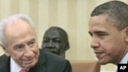 Presidents Barack Obama (r) and Shimon Peres meeting at the White House in April, 2011