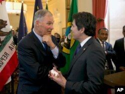 Washington Gov. Jay Inslee, left, talks with California Senate President Pro Tem Kevin de Leon after a news conference, held by California Gov. Jerry Brown, June 13, 2017, in Sacramento, California.