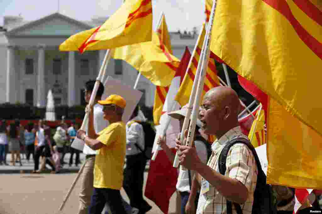 Cộng đồng người Việt ở khắp nước Mỹ biểu tình bên ngoài Tòa Bạch Ốc, ngày 7/7/2015.