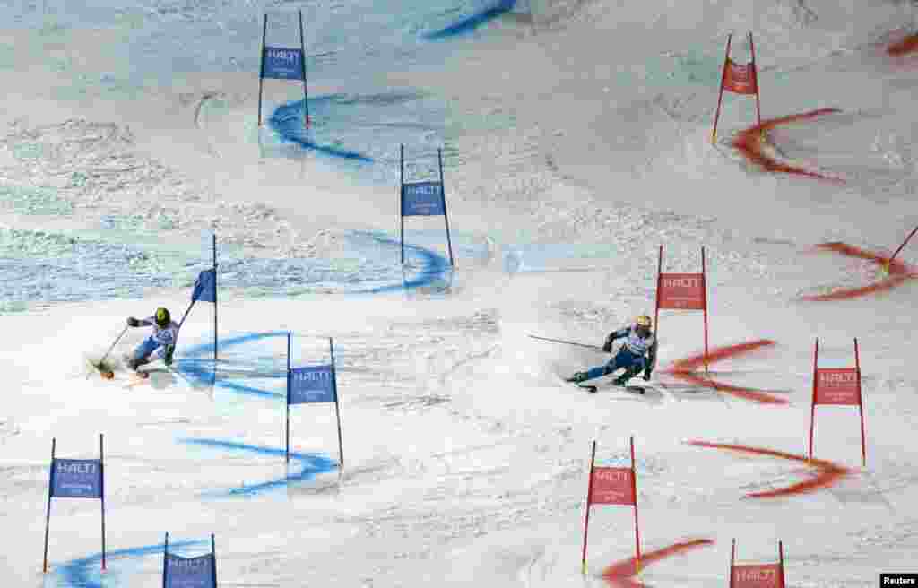 Marcel Hirscher dari Austria (kiri) dan Mattias Hargin dari Swedia berlomba dalam kejuaran dunia ski di pegununungan Alpen, di kota Schladming, Austria. 