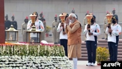 ভারতের প্রেস ইনফরমেশন ব্যুরোর দেয়া ছবিতে ভারতের প্রধানমন্ত্রী নরেন্দ্র মোদী বাংলাদেশের বিজয়ের ৫০ বছর পূর্তিতে বীরদের স্মৃতির প্রতি শ্রদ্ধা নিবেদন করেন। ১৬ই ডিসেম্বর ২০২১। (ছবি- পিআইবি/এএফপি) 