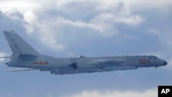 在台湾国防部发布的这张照片中，一架装有鹰击-12反舰巡航导弹的解放军轰-6轰炸机2020年9月18日在台湾防空识别区附近飞行。