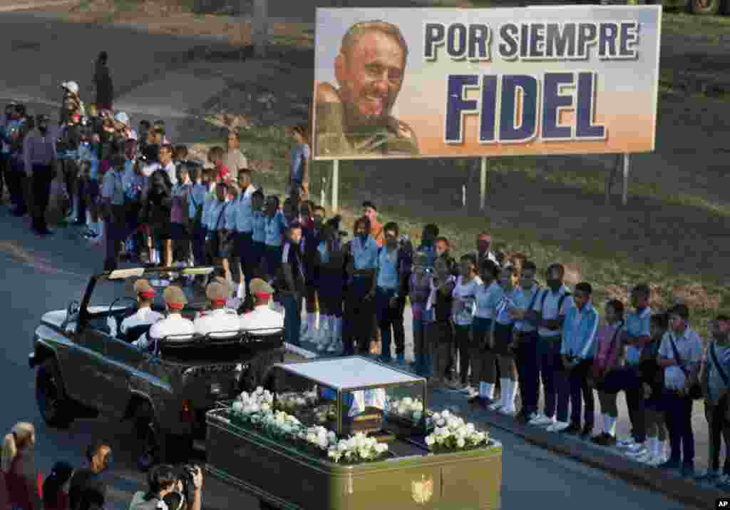 El 25 de noviembre de 2016 muere el emblemático líder de la revolución de Cuba, Fidel Castro a la edad de 90 años.