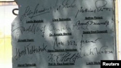 Bongkahan dari Tembok Berlin yang ditandatangani oleh beberapa tokoh dunia (foto: dok).