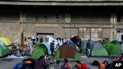 Des migrants et réfugiés au port du Pirée, à Athènes, le 10 mars 2016. (AP Photo/Thanassis Stavrakis)