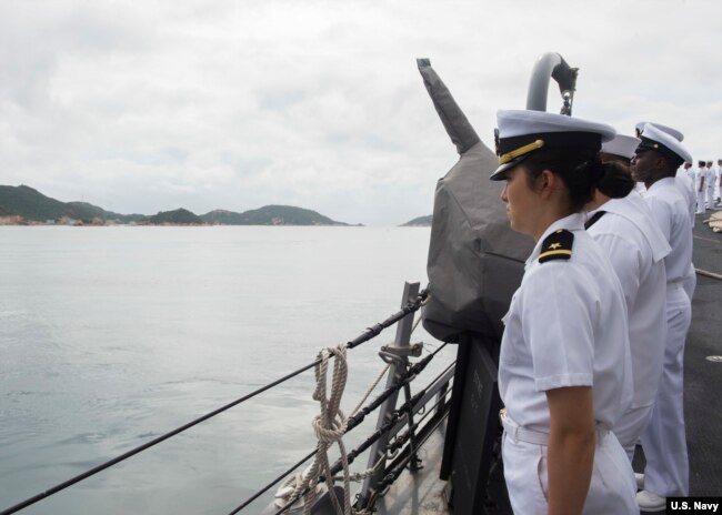 美国海军驱逐舰马斯廷号2016年12月15日在南中国海巡航期间在越南金兰港靠港 （美国海军照片）