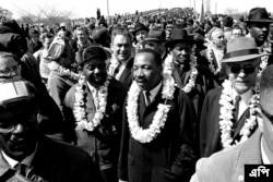 Martin Luther King Jr. cruza el puente Edmund Pettus en Selma, Alabama, en una marcha hacia la capital Montgomery el 21 de marzo de 1965.