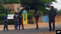 Binh sĩ tuần tra bên ngoài trại tù sau vụ tấn công vũ trang tại trại tù chính ở thủ đô Niamey, Niger, 1/6/2013