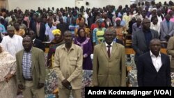 Les enseignants du du Tchad fêtant le 5 octobre 2017, à N'djamena, le 13 decembre 2017. (VOA/André Kodmadjingar).