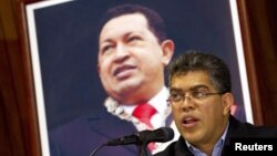 El vicepresidente de Venezuela, Elías Jaua, habla frente a un retrato del presidente Hugo Chávez.