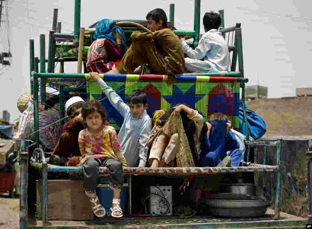 Families arrive in large numbers after fleeing their villages in the Pakistani tribal area of North Waziristan,&nbsp;in Bannu, June 17, 2014.