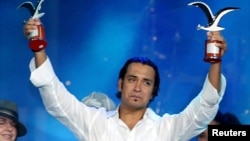 Jorge Pardo celebra con gran emoción su victoria en el Festival de Viña del Mar en 2005.
