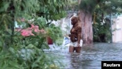 El potente huracán ha estado casi detenido por un día sobre el noroeste de Bahamas, provocando inundaciones en las islas de Ábaco y Gran Bahama.