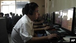 一名中國網民在北京的網吧使用電腦