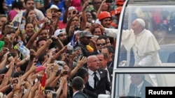 프란치스코 교황이 22일 브라질을 방문한 가운데, 리우데자네이루 공항에서는 많은 환영 인파가 교황을 맞았다.