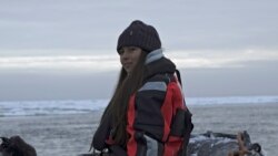 Aktivis lingkungan, Mya-Rose Craig, duduk di kapal di laut Arktik, September 2020 (Dok: REUTERS/Natalie Thomas)