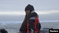 Aktivis lingkungan, Mya-Rose Craig, duduk di kapal di laut Arktik, September 2020 (Dok: REUTERS/Natalie Thomas)