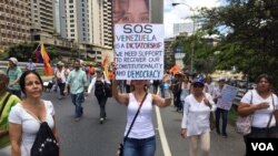 Auxilio, piden los venezolanos a la comunidad internacional ante la actual crisis política que vive el país suramericano. 1 de abril de 2017. Foto: Álvaro Algarra / VOA.