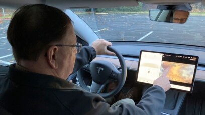 Ông Vince Patton, chủ nhân một chiếc xe Tesla mới trình bày cách chơi trò chơi video trên xe.