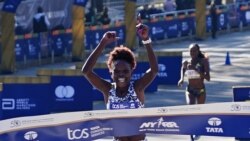 Pelari asal Kenya Peres Jepchirchir menjadi yang terbaik dalam lomba Maraton New York kategori putri pada 7 November 2021. (Foto: Reuters/Carlo Allegri)