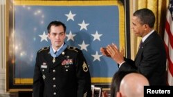 La medalla que Obama impuso a Clinton Romesha es la más alta distinción militar de EE.UU.
