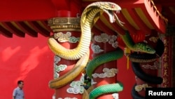一位华裔马来西亚人抵达科伦坡郊外的一座被称为“蛇庙“的寺庙，人们将在这里举行中国新年的庆祝活动