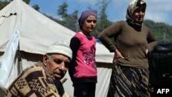 یک خانواده ترکمان سوری در یک اردوگاه پناهجویان کیلومترها دورتر از مرز ترکیه با سوریه - بهار ۱۳۹۲ 