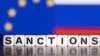Slova na kojima piše "sankcije" ispred zastava Evropske unije i Rusije (ILUSTRACIJA: Reuters/Dado Ruvić)
