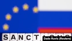 资料照：欧盟和俄罗斯国旗以及“制裁”字样