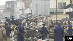 Des policiers chassent des manifestants au marché central de Kinshasa, RDC, le 9 juin 2020.