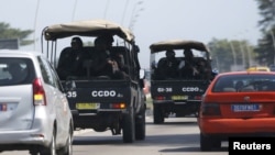 Lực lượng an ninh lái xe về thị trấn nghỉ mát Grand Bassam ở Abidjan, Bờ Biển Ngà, ngày 13/3/2016.