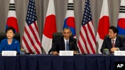 Presiden Barack Obama bertemu dengan Presiden Korea Selatan Park Geun-hye, kiri, dan Perdana Menteri Jepang Shinzo Abe pada KTT Keamanan Nuklir di Washington, 31 Maret 2016.
