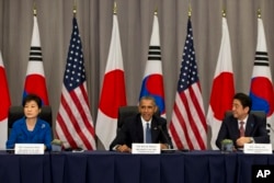 President Barack Obama meets with South Korean President Park Geun-hye, left, and Japanese Prime Minister Shinzo Abe during the Nuclear Security Summit in Washington, March 31, 2016.