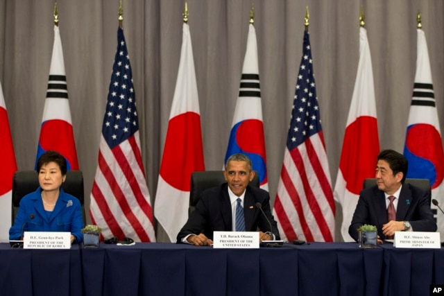 President Barack Obama meets with South Korean President Park Geun-hye, left, and Japanese Prime Minister Shinzo Abe during the Nuclear Security Summit in Washington, March 31, 2016.