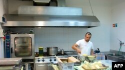 Stotine imigranata dolazi u narodnu kuhinju humanitarne organizacije "Karitas"