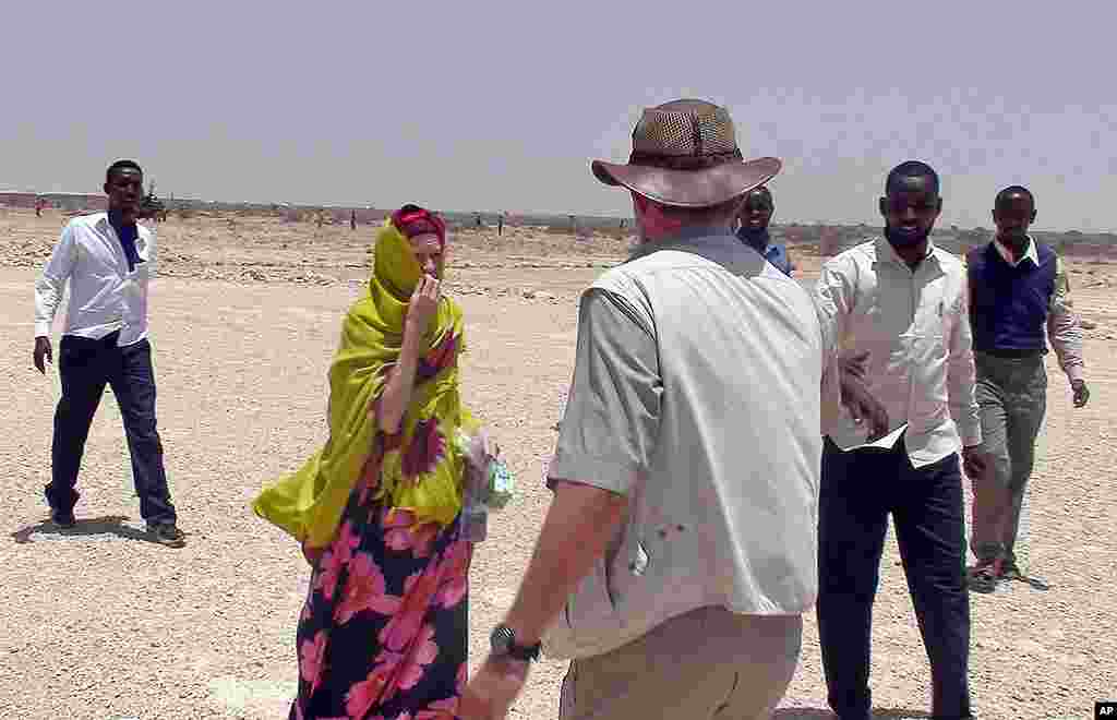 Judith Tebbutt, oo ku sugan Cadaado kaddib markii la sii daayay, March 21, 2012. (AP Photo)