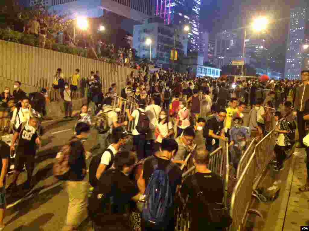 10月14日晚数以百计的香港示威群众和警察对峙，警方驱之不散 (美国之音海彦 拍摄)
