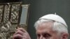 Paus Mulai Perayaan Paskah dengan Persembahkan Misa Sabtu Malam